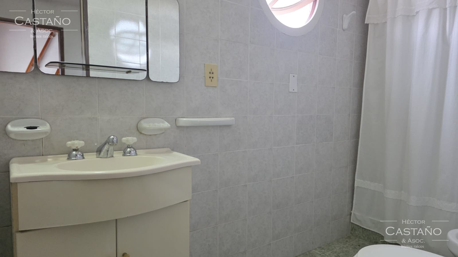 FLORIDA OESTE PH de 5 Ambientes con Garage, Patio con Parrilla y Playroom – Excelente Estado