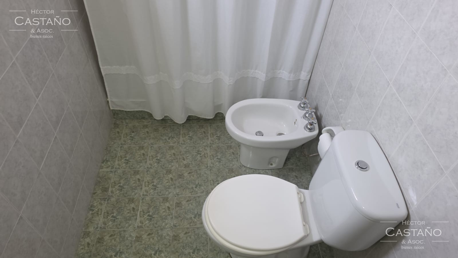 FLORIDA OESTE PH de 5 Ambientes con Garage, Patio con Parrilla y Playroom – Excelente Estado