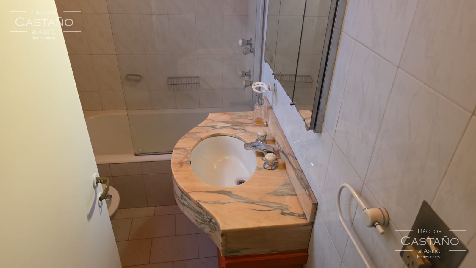 OLIVOS 4 ambientes 1er piso poe escalera con balcón, patio y jardín