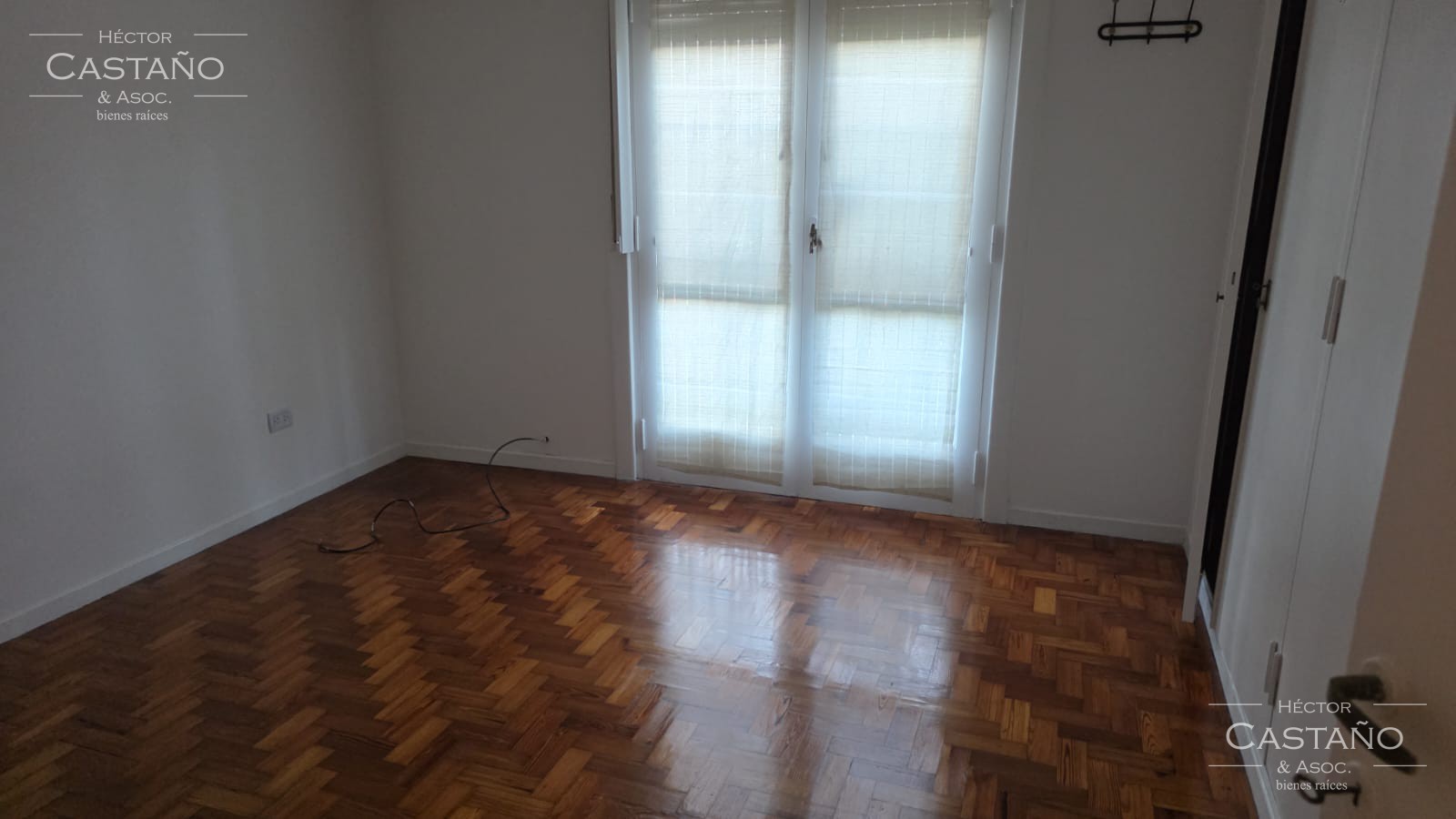 OLIVOS 4 ambientes 1er piso poe escalera con balcón, patio y jardín