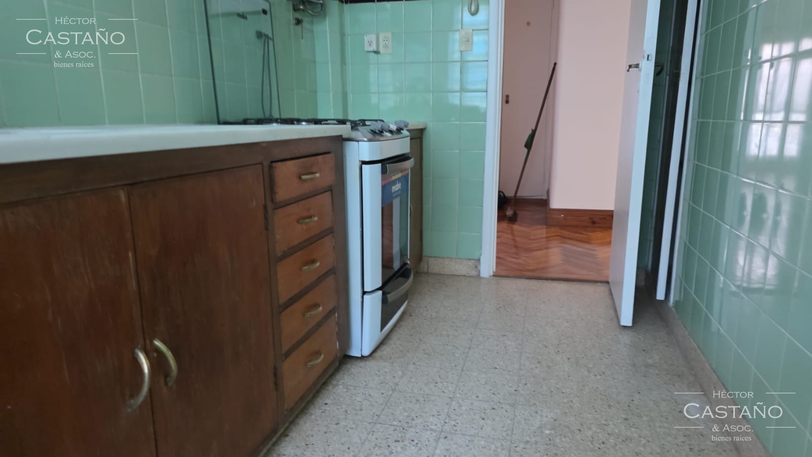 OLIVOS 4 ambientes 1er piso poe escalera con balcón, patio y jardín