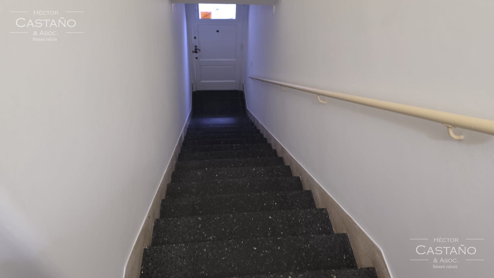 OLIVOS 4 ambientes 1er piso poe escalera con balcón, patio y jardín