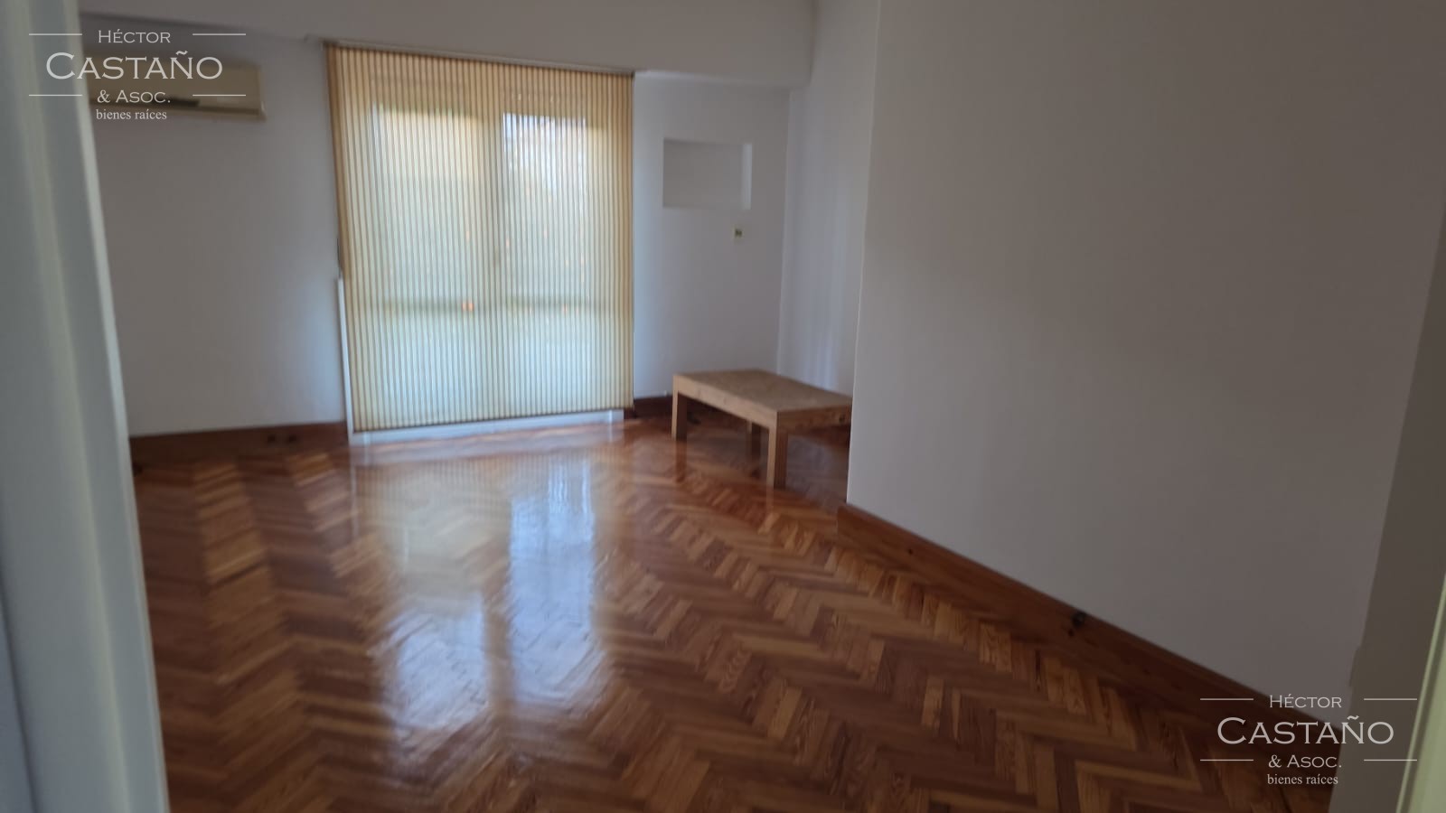 OLIVOS 4 ambientes 1er piso poe escalera con balcón, patio y jardín
