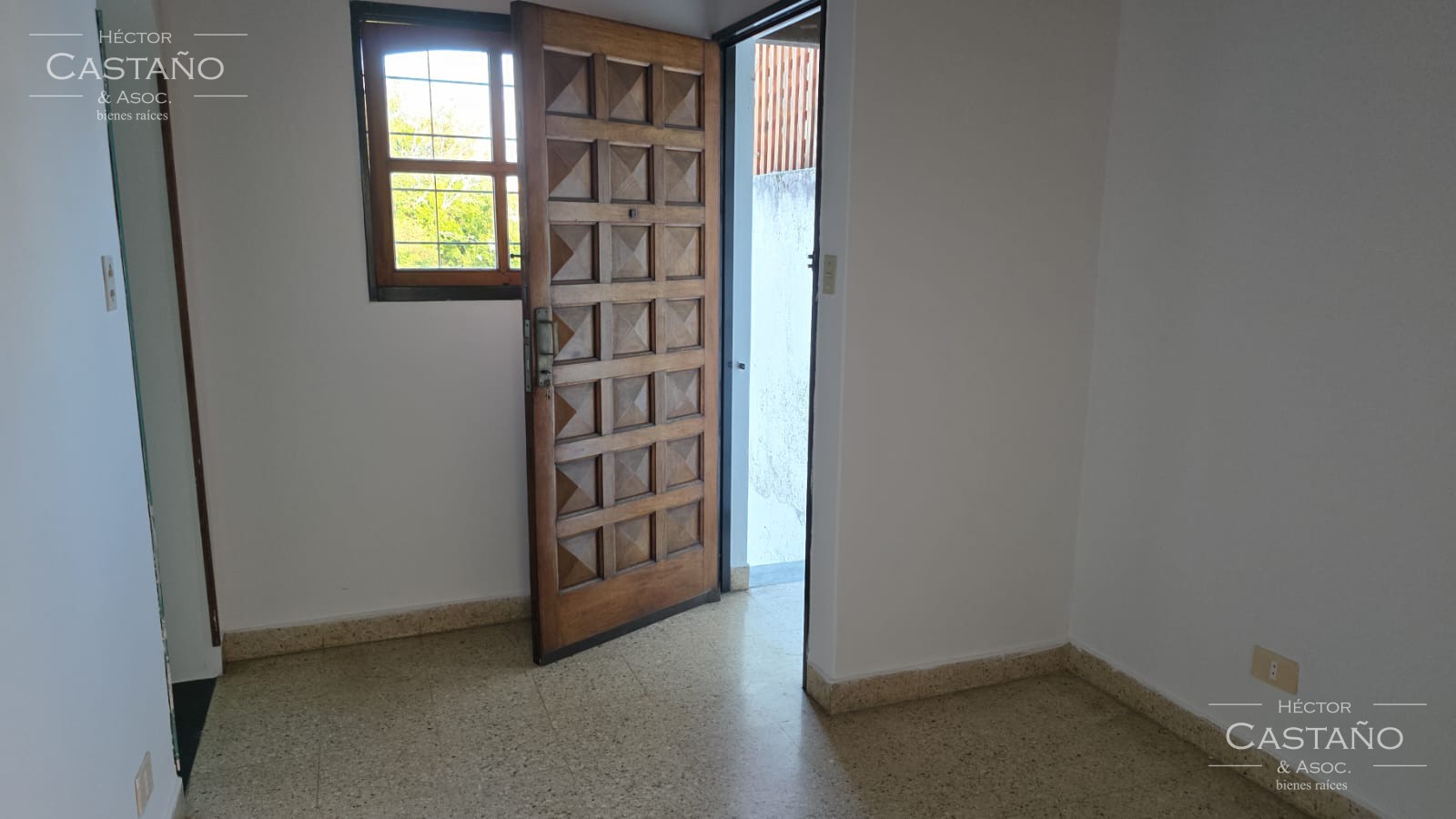 OLIVOS 4 ambientes 1er piso poe escalera con balcón, patio y jardín