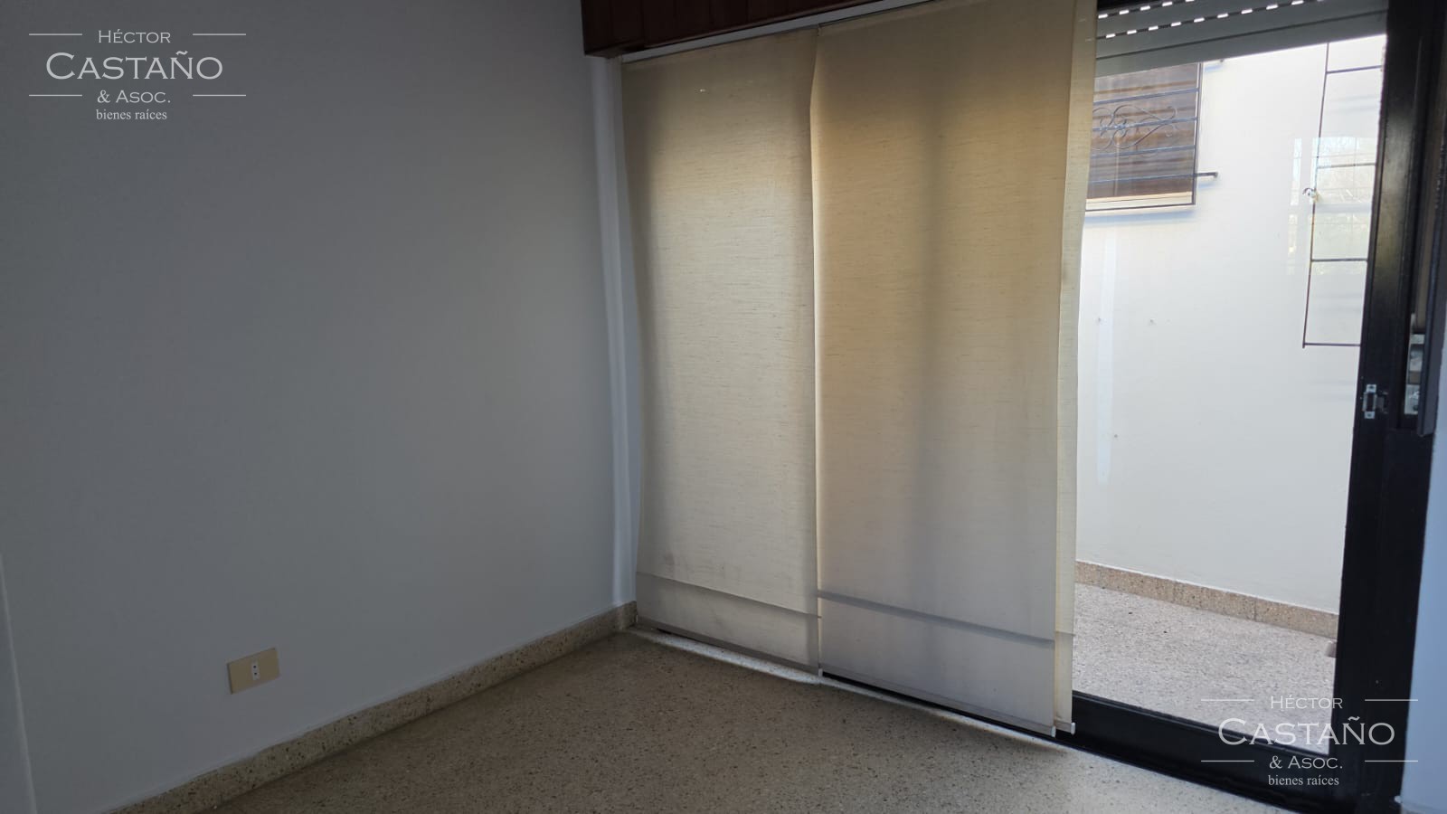 OLIVOS 4 ambientes 1er piso poe escalera con balcón, patio y jardín