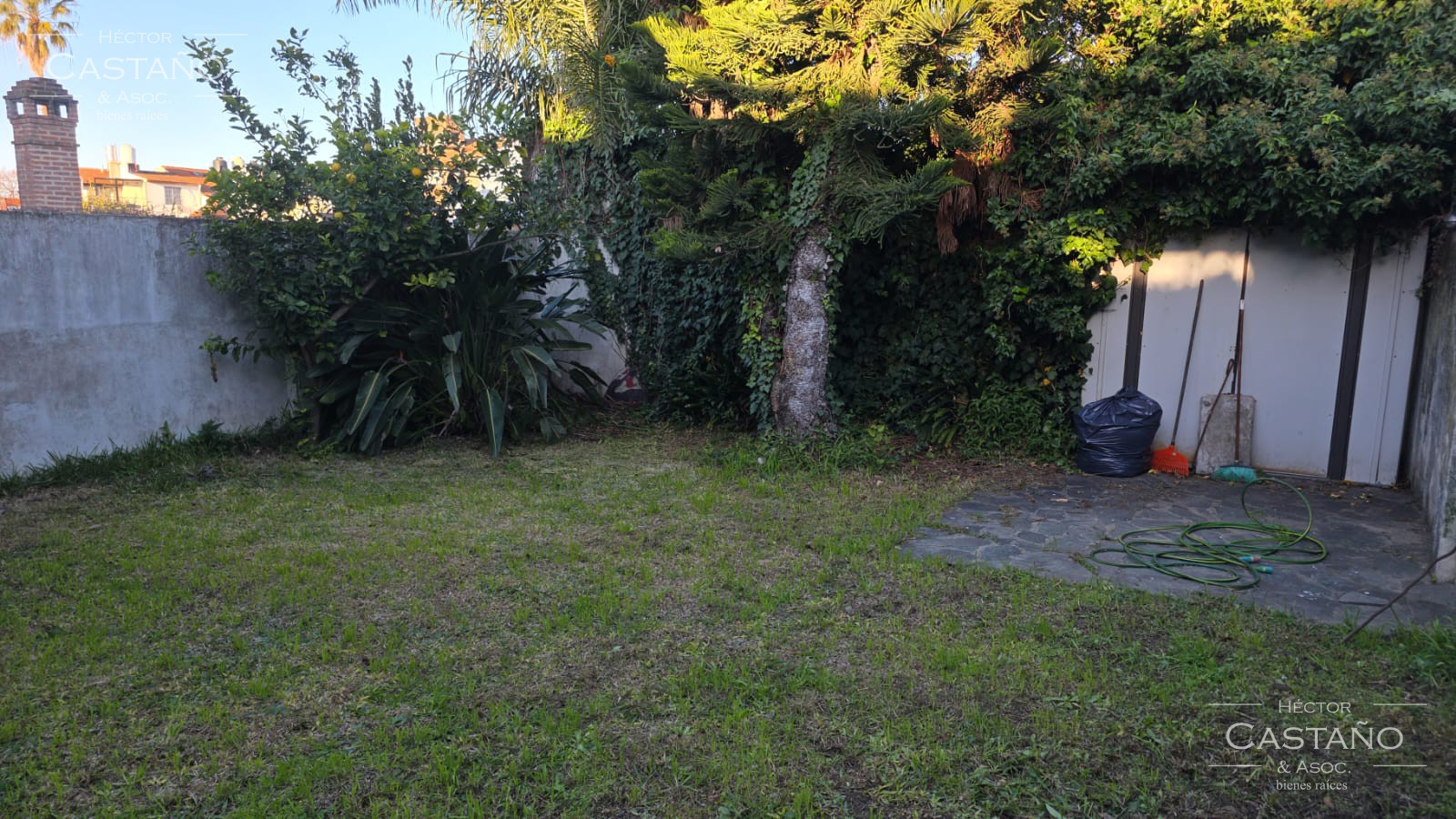 OLIVOS 4 ambientes 1er piso poe escalera con balcón, patio y jardín