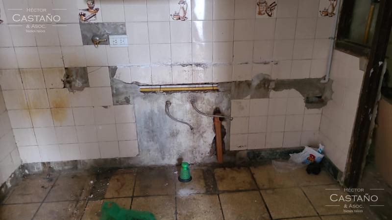 A 3 cuadras de Av. MAipú al 1000. Interesante PH con patio y terraza para reciclar sin expensas