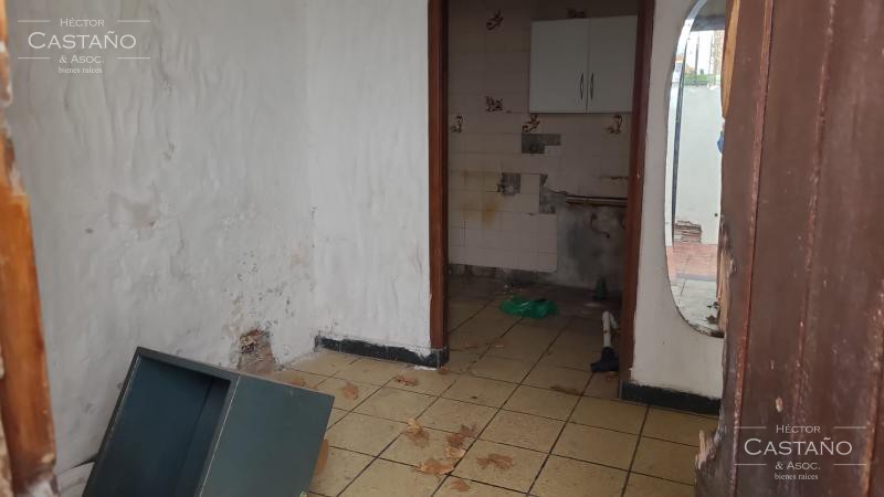 A 3 cuadras de Av. MAipú al 1000. Interesante PH con patio y terraza para reciclar sin expensas