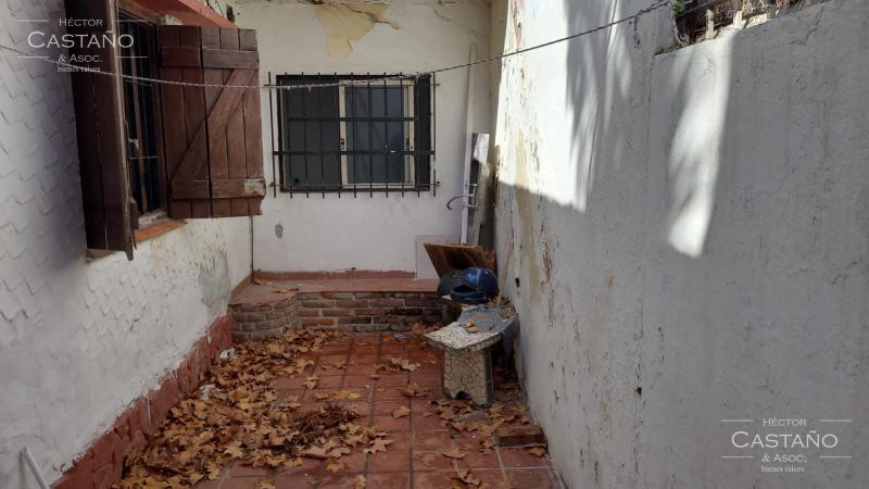 A 3 cuadras de Av. MAipú al 1000. Interesante PH con patio y terraza para reciclar sin expensas