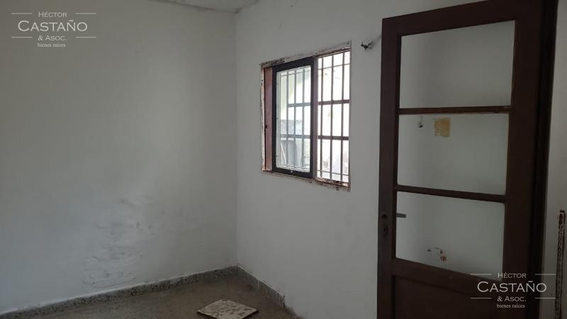 A 3 cuadras de Av. MAipú al 1000. Interesante PH con patio y terraza para reciclar sin expensas
