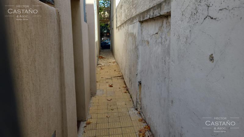 A 3 cuadras de Av. MAipú al 1000. Interesante PH con patio y terraza para reciclar sin expensas