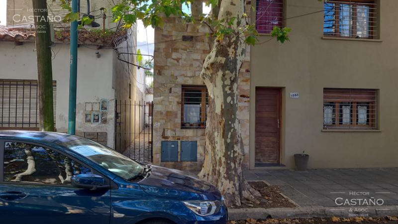 A 3 cuadras de Av. MAipú al 1000. Interesante PH con patio y terraza para reciclar sin expensas