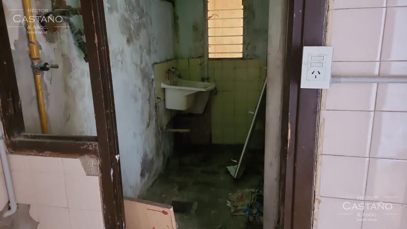A 3 cuadras de Av. MAipú al 1000. Interesante PH con patio y terraza para reciclar sin expensas