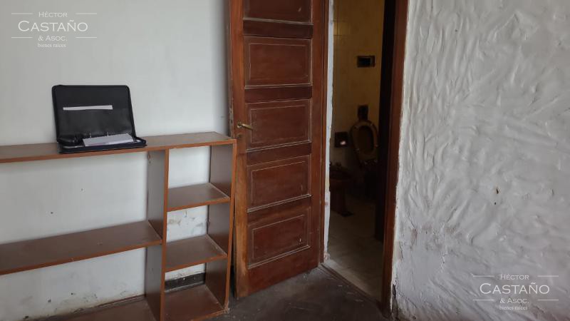 A 3 cuadras de Av. MAipú al 1000. Interesante PH con patio y terraza para reciclar sin expensas