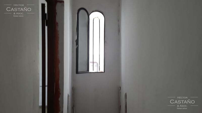 A 3 cuadras de Av. MAipú al 1000. Interesante PH con patio y terraza para reciclar sin expensas