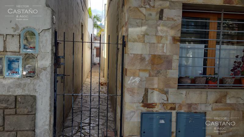 A 3 cuadras de Av. MAipú al 1000. Interesante PH con patio y terraza para reciclar sin expensas