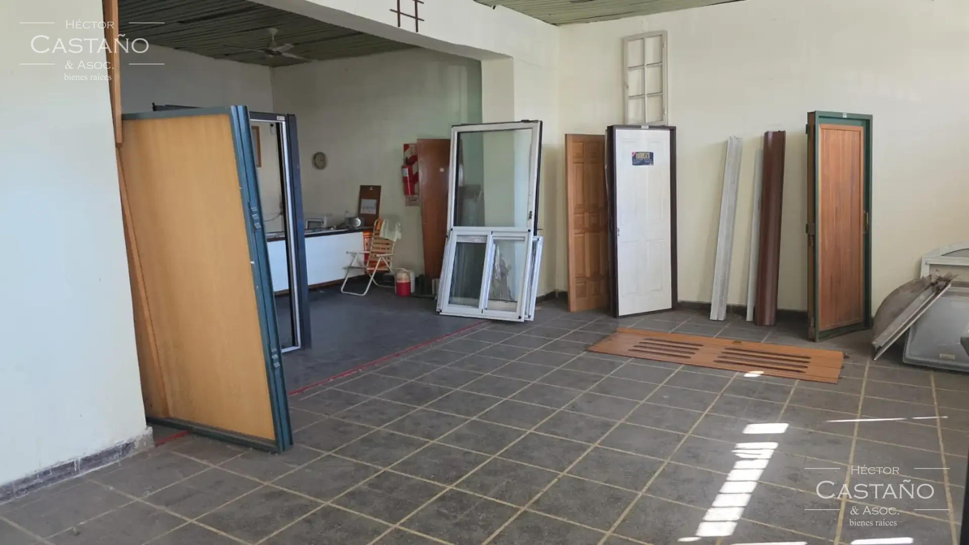 Venta de Importante Local Comercial con Amplio Salón en Villa Lynch