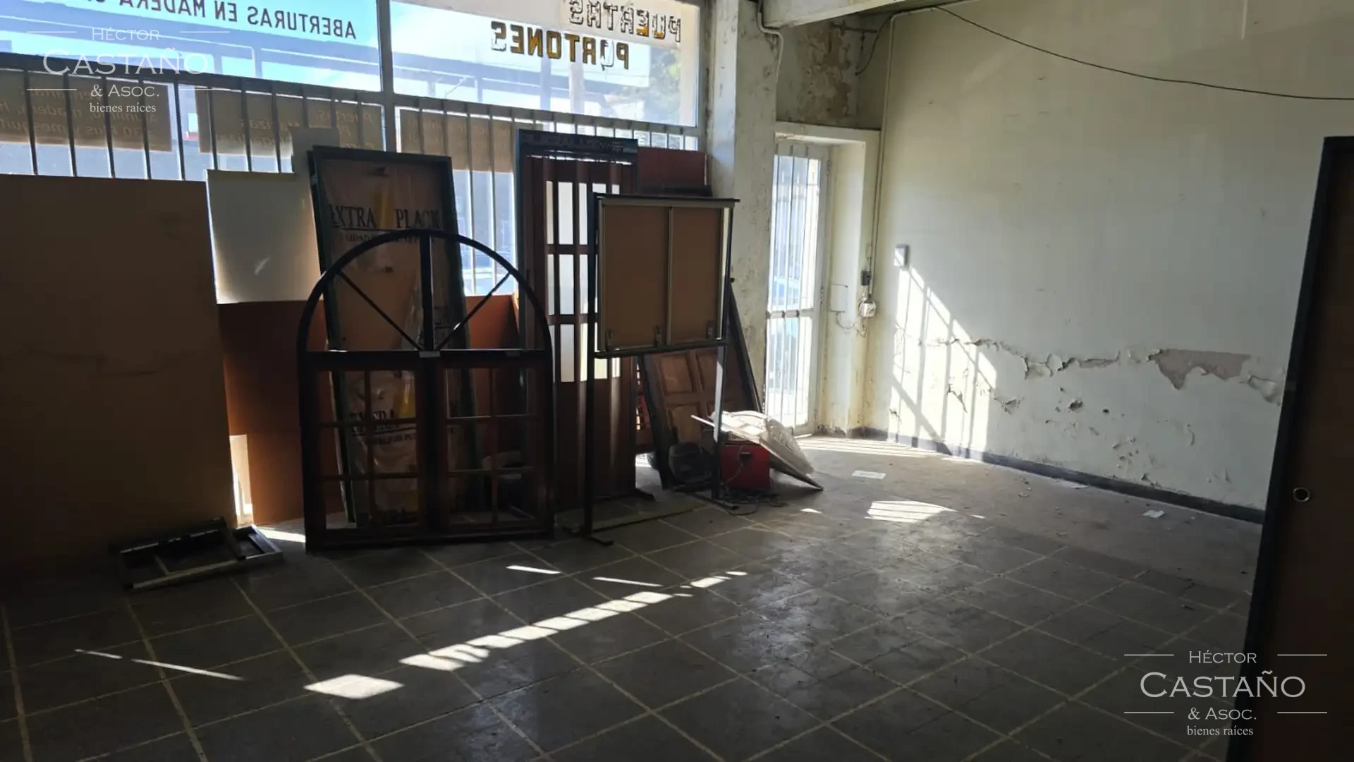 Venta de Importante Local Comercial con Amplio Salón en Villa Lynch