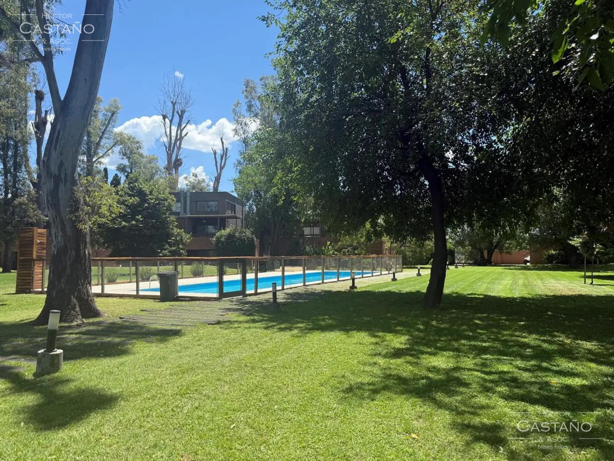 Departamento de un Ambiente en Complejo Hab. Aparts del Pinazo con Coch. Fija Desc. Piscina. Sum