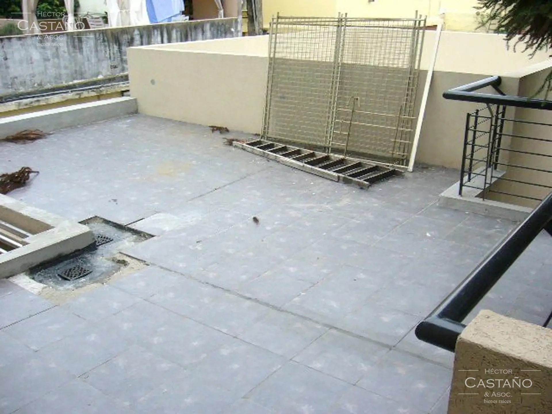 PH con terraza , primer piso por escalera, al contrafrente, orientación Norte, muy luminoso.