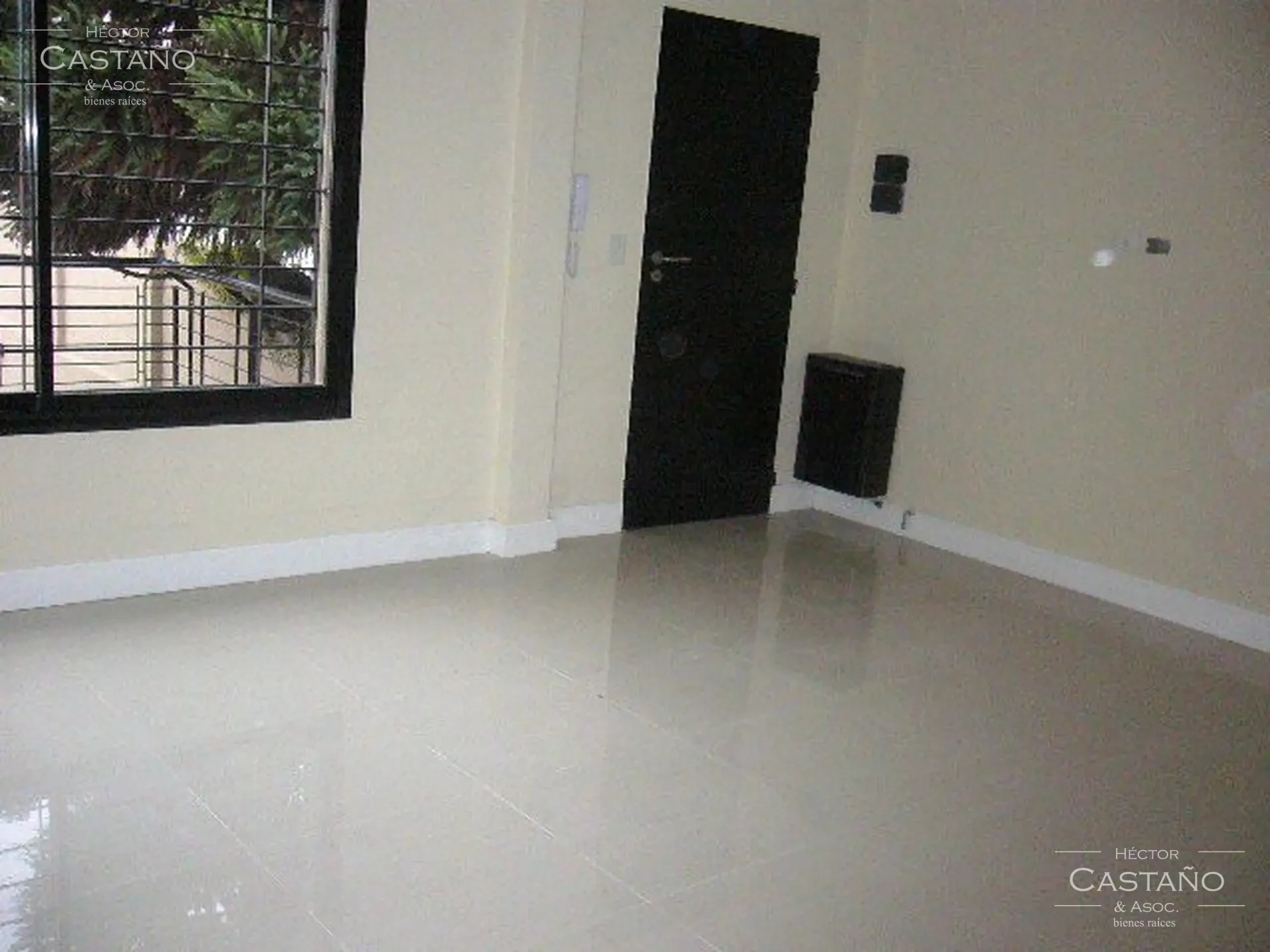 PH con terraza , primer piso por escalera, al contrafrente, orientación Norte, muy luminoso.