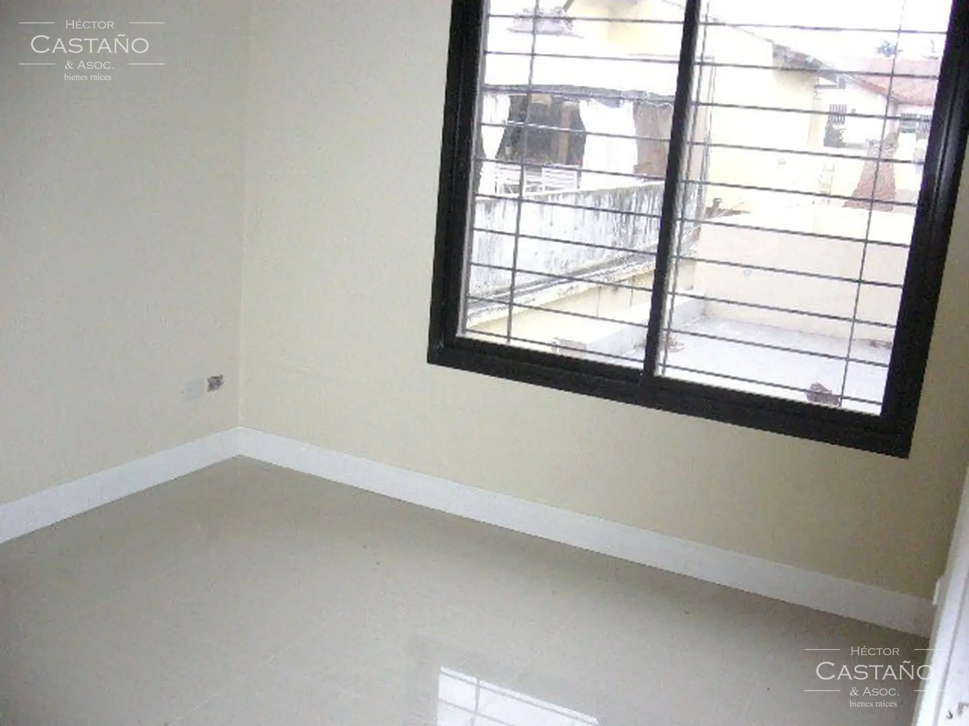 PH con terraza , primer piso por escalera, al contrafrente, orientación Norte, muy luminoso.