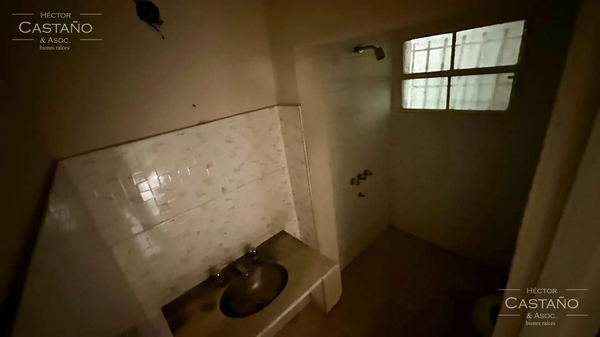 VillaImportante galpón en Villa Adelina - Excelente Ubicación con oficinas y  depósito