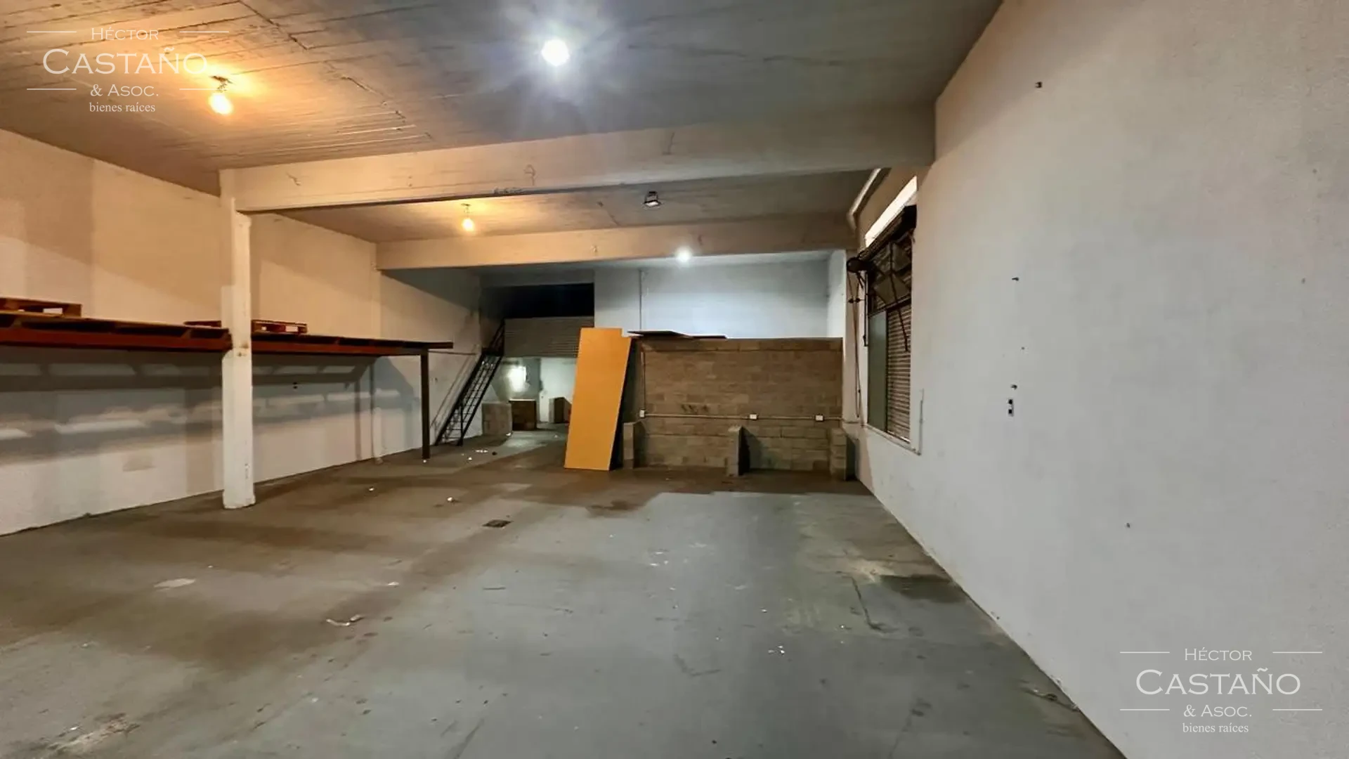 VillaImportante galpón en Villa Adelina - Excelente Ubicación con oficinas y  depósito