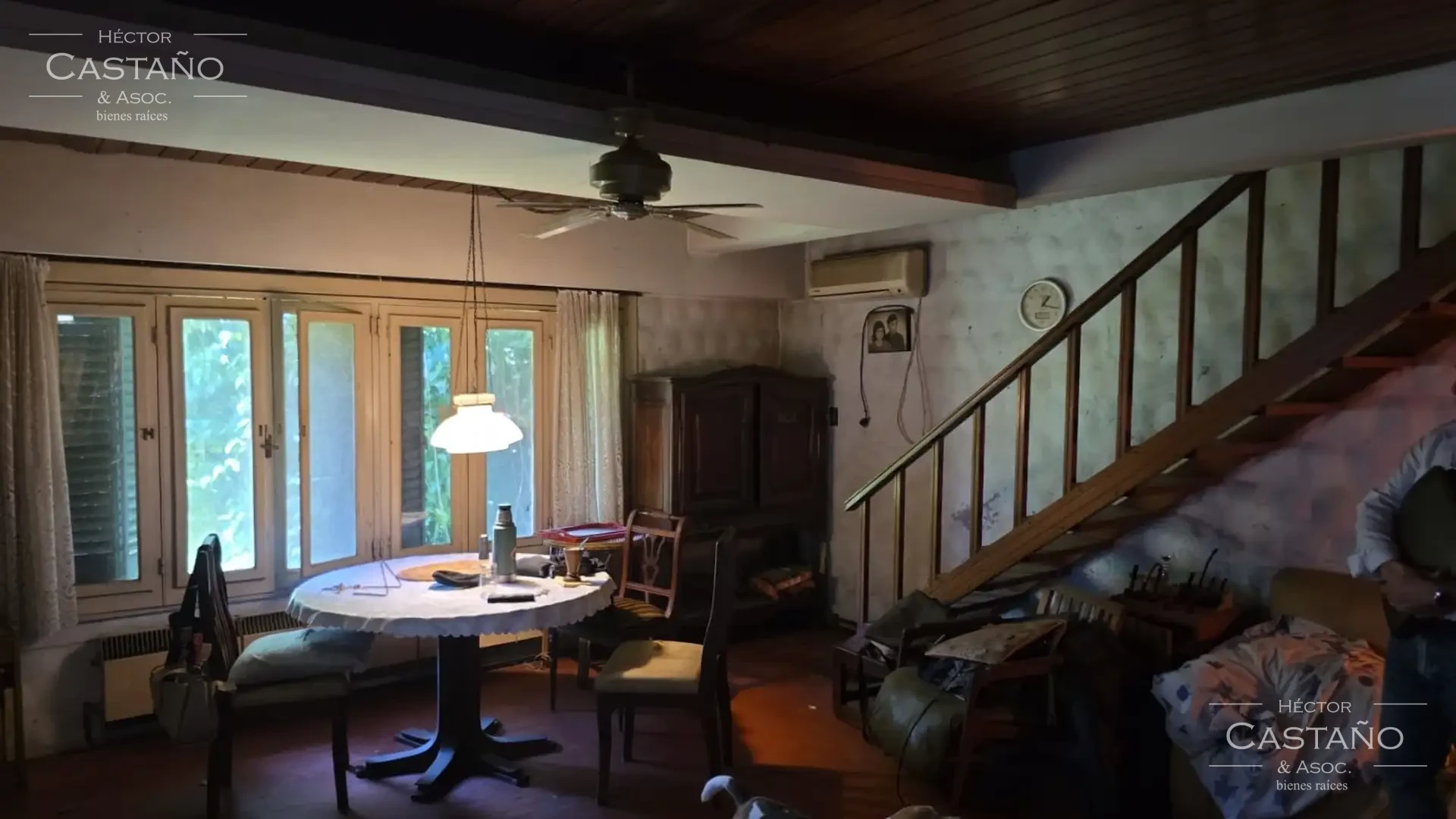 Clásica casa neocolonial con jardín, quincho y cochera en Florida Mitre