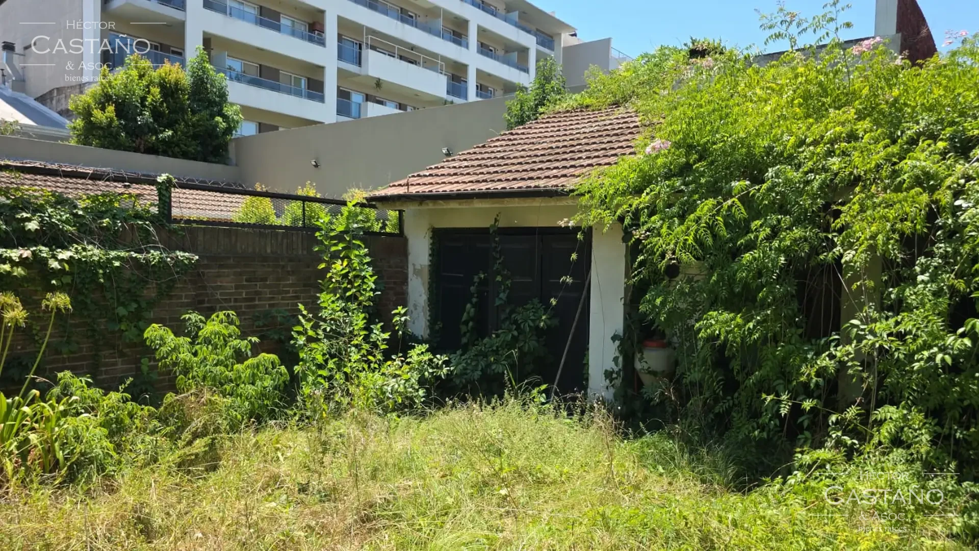Clásica casa neocolonial con jardín, quincho y cochera en Florida Mitre