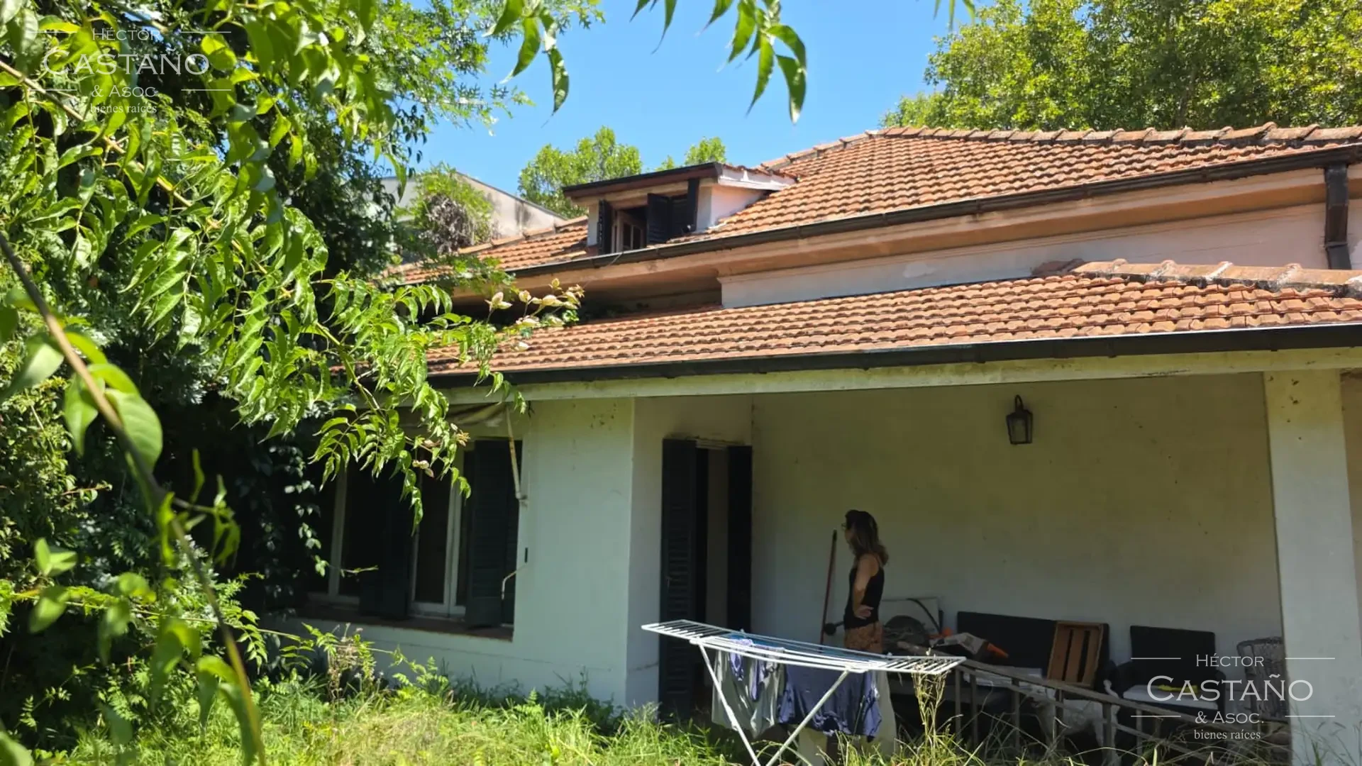 Clásica casa neocolonial con jardín, quincho y cochera en Florida Mitre