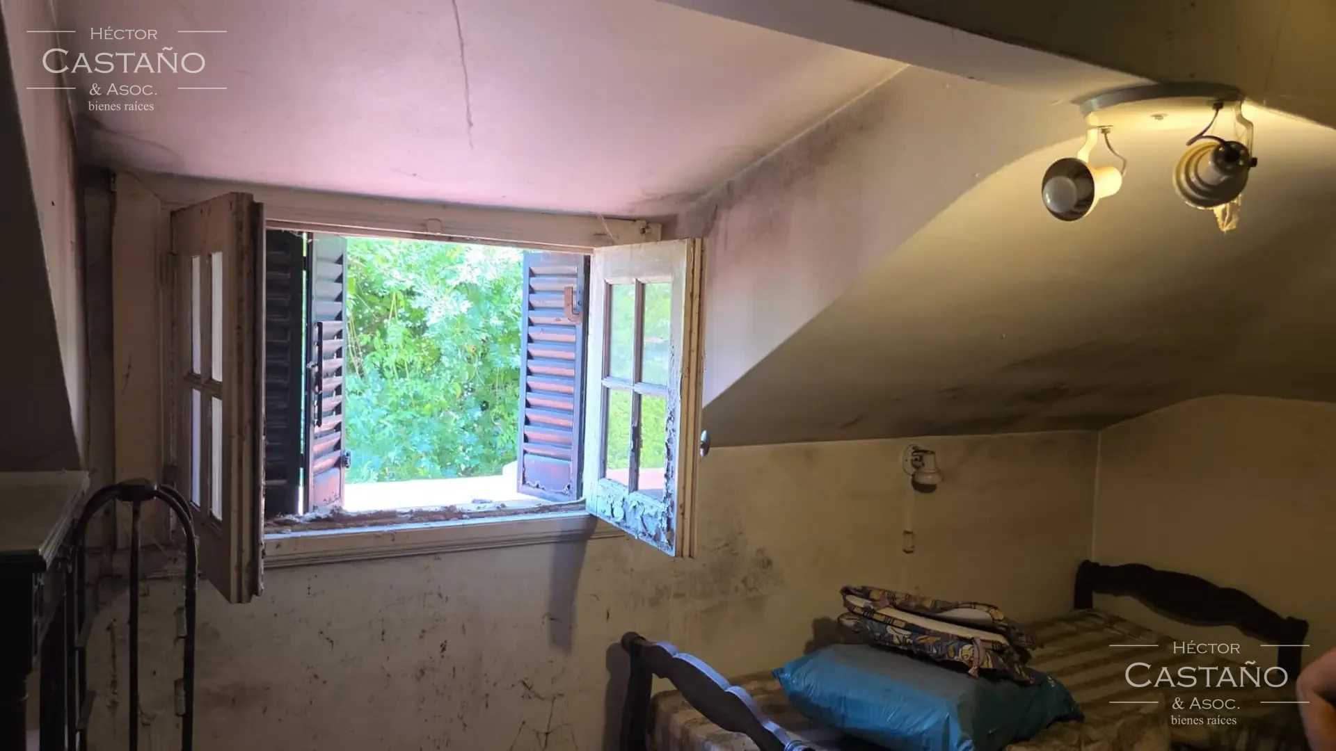 Clásica casa neocolonial con jardín, quincho y cochera en Florida Mitre