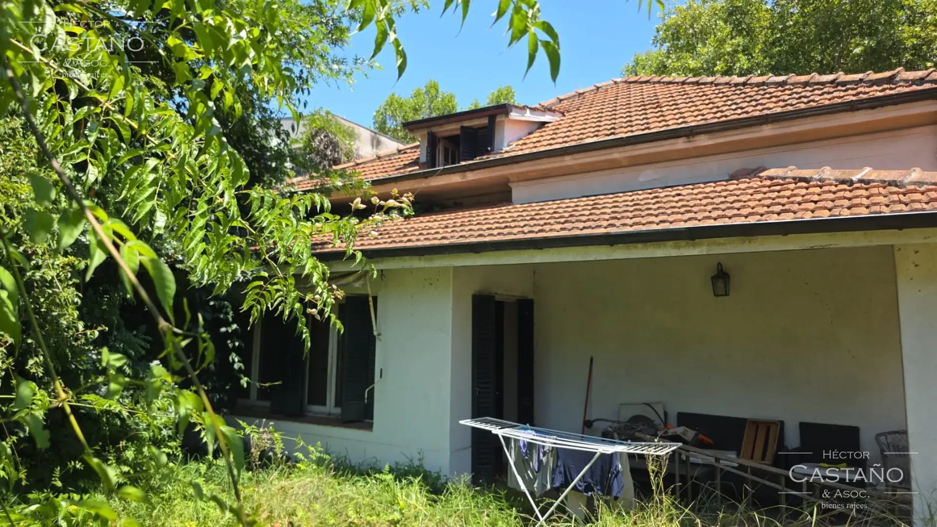 Clásica casa neocolonial con jardín, quincho y cochera en Florida Mitre