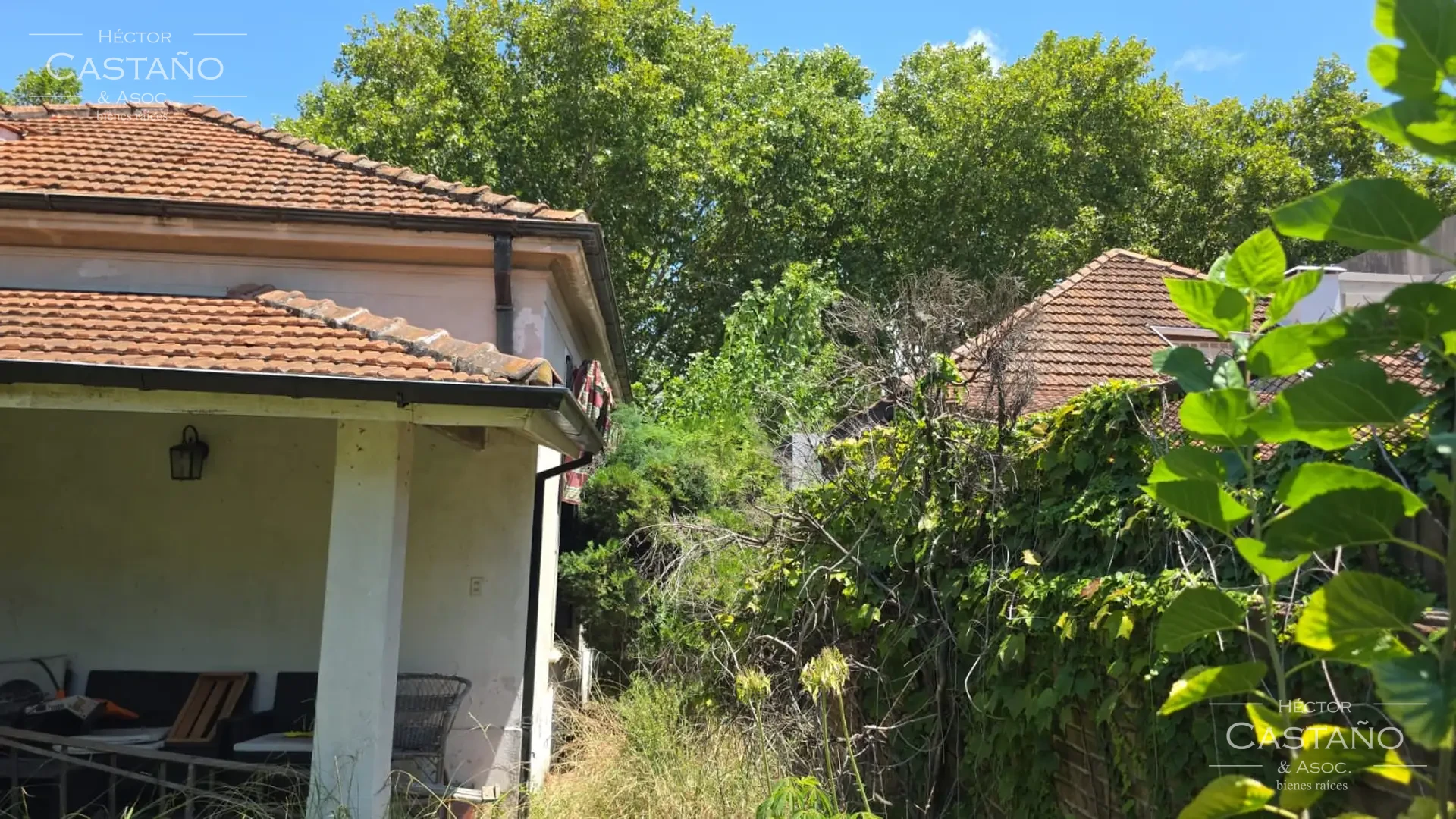 Clásica casa neocolonial con jardín, quincho y cochera en Florida Mitre