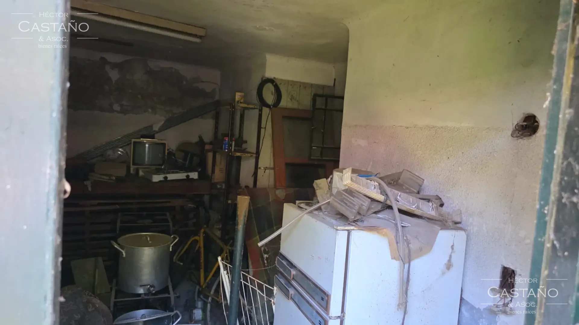 Clásica casa neocolonial con jardín, quincho y cochera en Florida Mitre