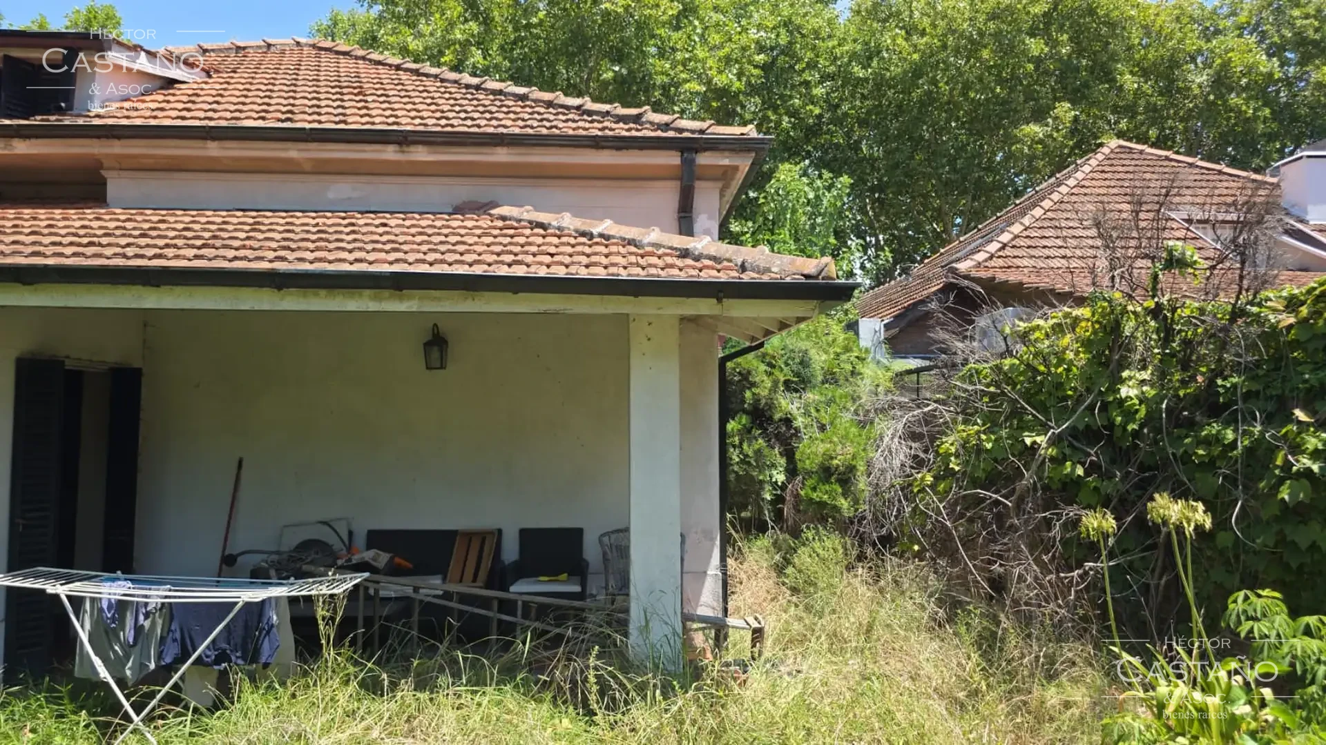 Clásica casa neocolonial con jardín, quincho y cochera en Florida Mitre