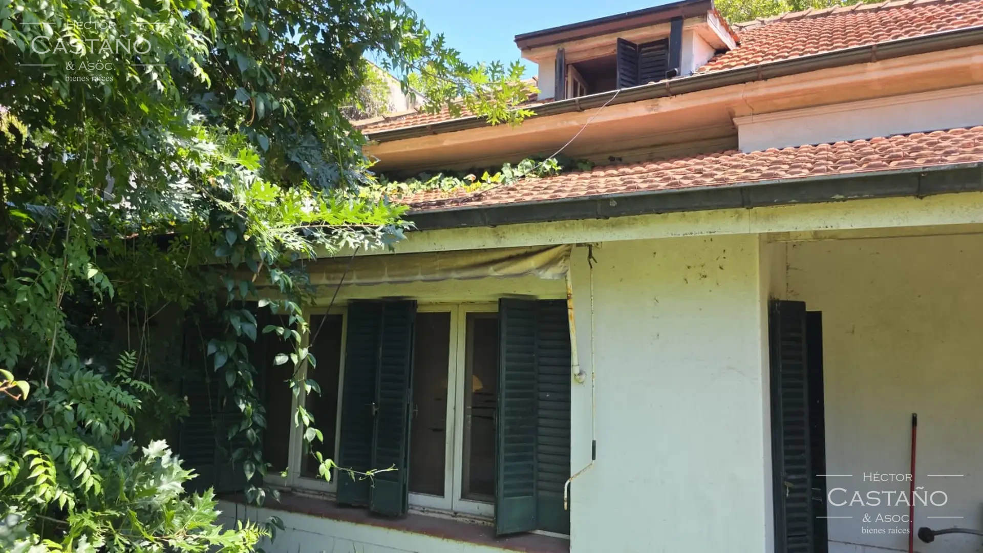 Clásica casa neocolonial con jardín, quincho y cochera en Florida Mitre