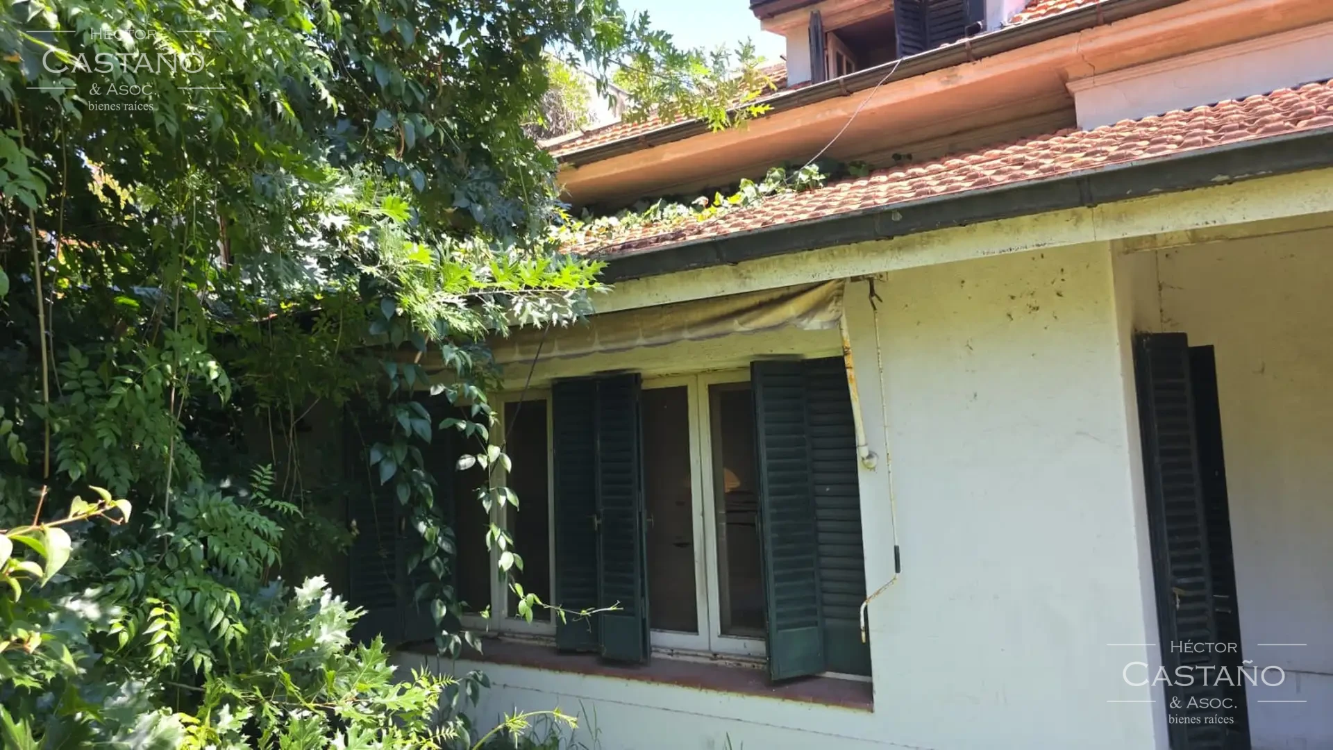 Clásica casa neocolonial con jardín, quincho y cochera en Florida Mitre