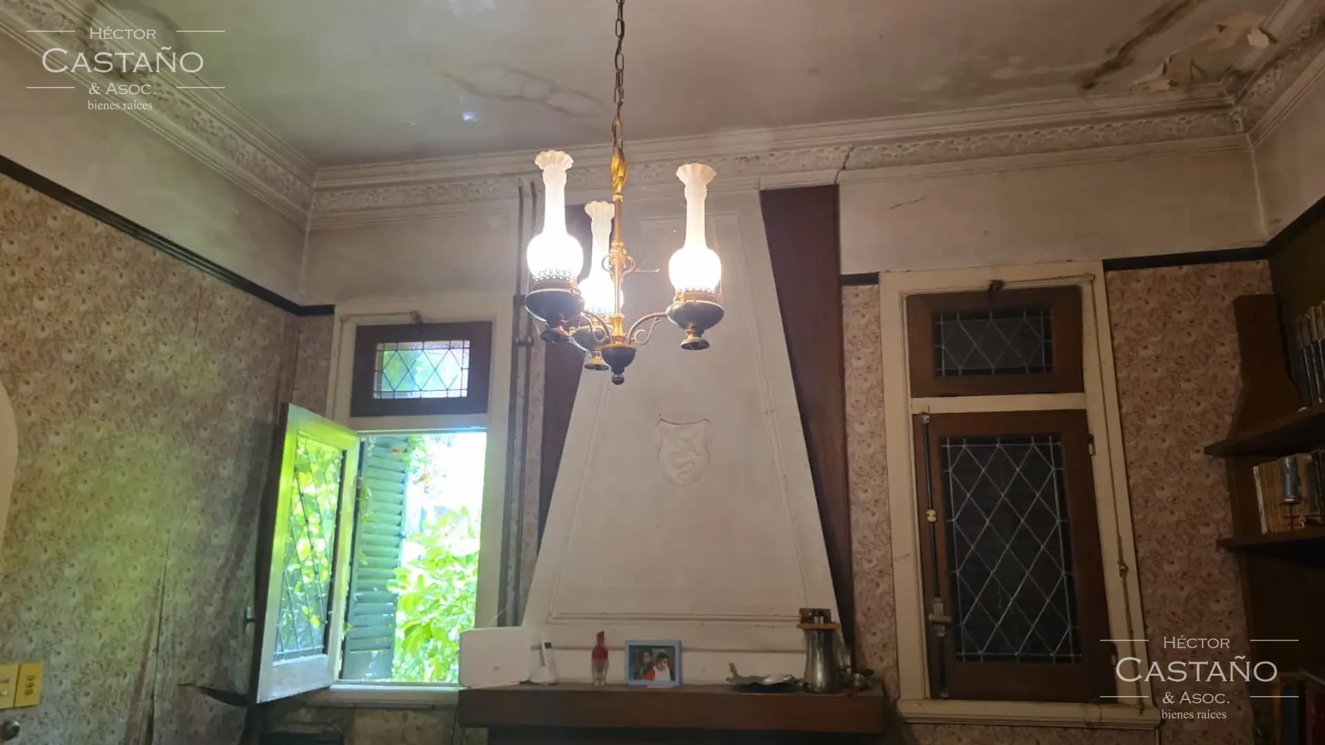 Clásica casa neocolonial con jardín, quincho y cochera en Florida Mitre