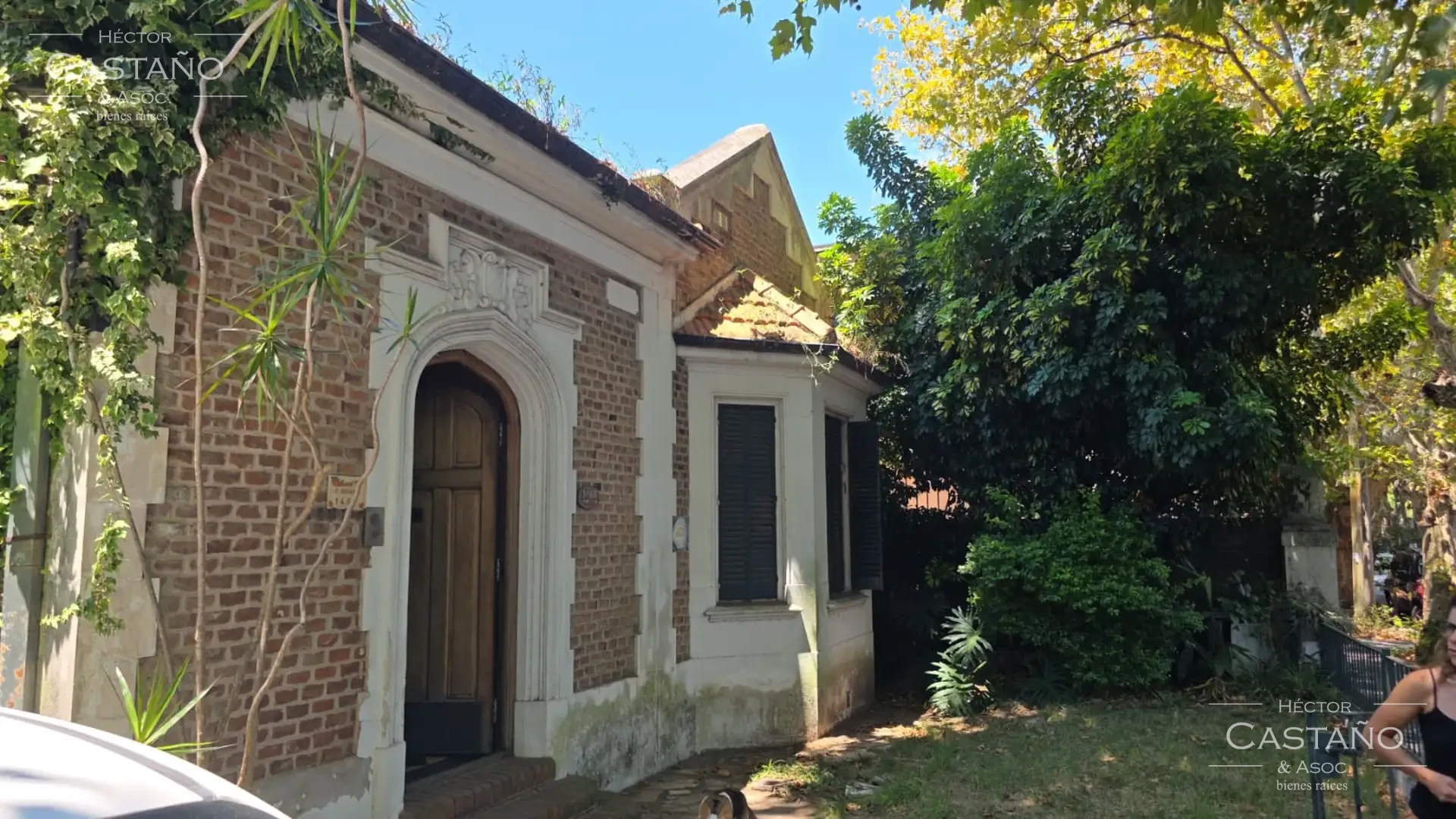 Clásica casa neocolonial con jardín, quincho y cochera en Florida Mitre