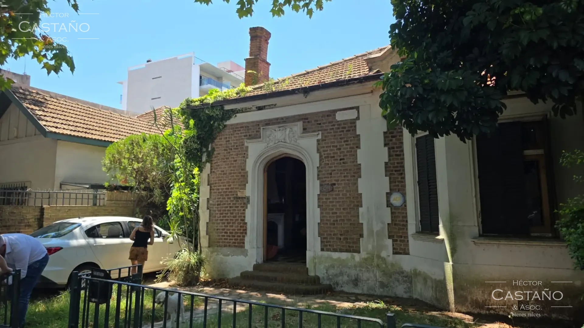 Clásica casa neocolonial con jardín, quincho y cochera en Florida Mitre