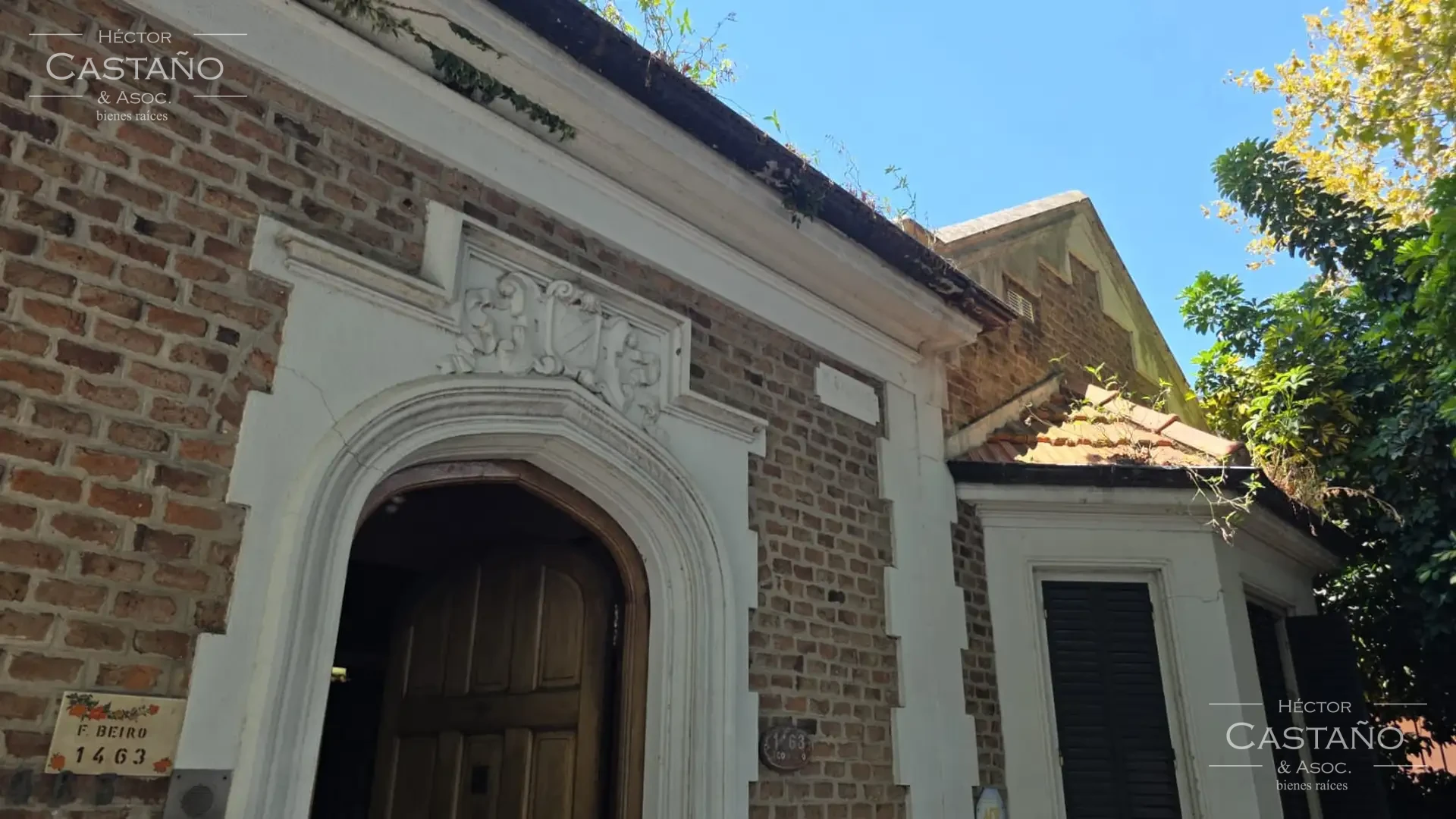 Clásica casa neocolonial con jardín, quincho y cochera en Florida Mitre