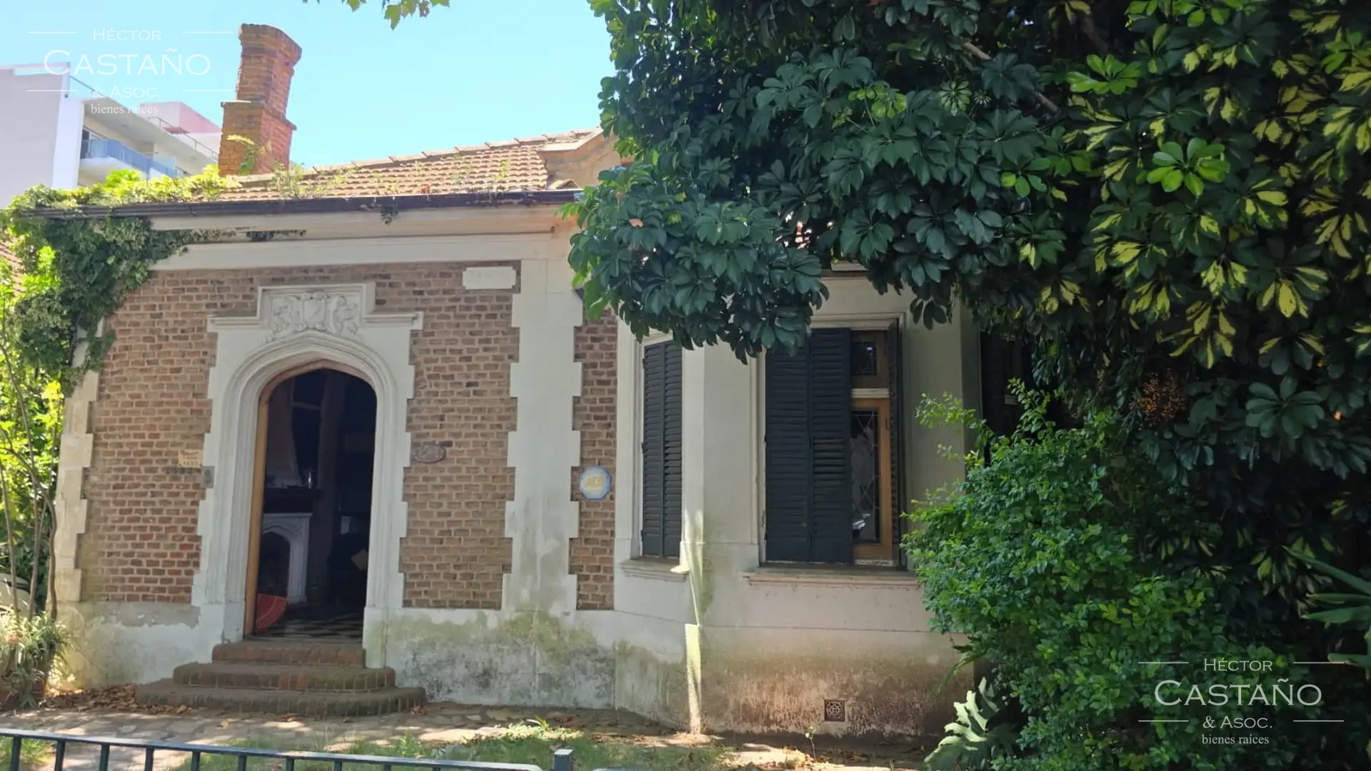 Clásica casa neocolonial con jardín, quincho y cochera en Florida Mitre