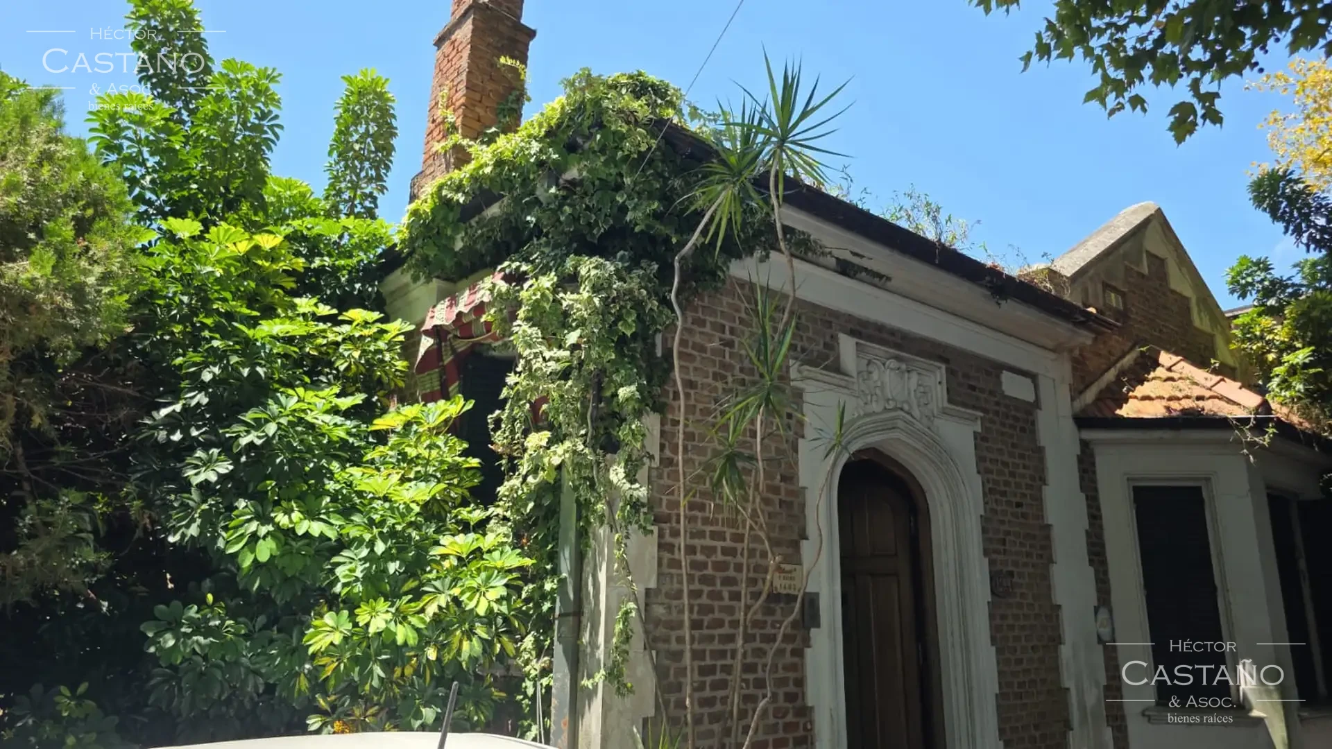 Clásica casa neocolonial con jardín, quincho y cochera en Florida Mitre