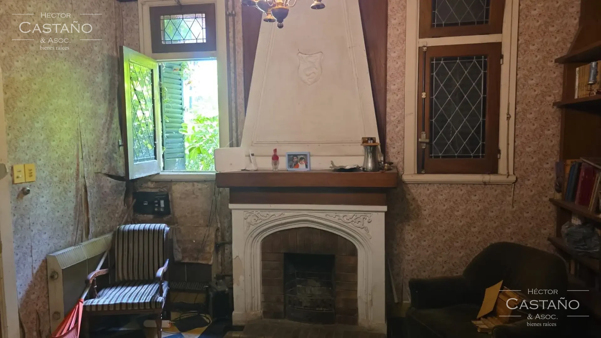 Clásica casa neocolonial con jardín, quincho y cochera en Florida Mitre