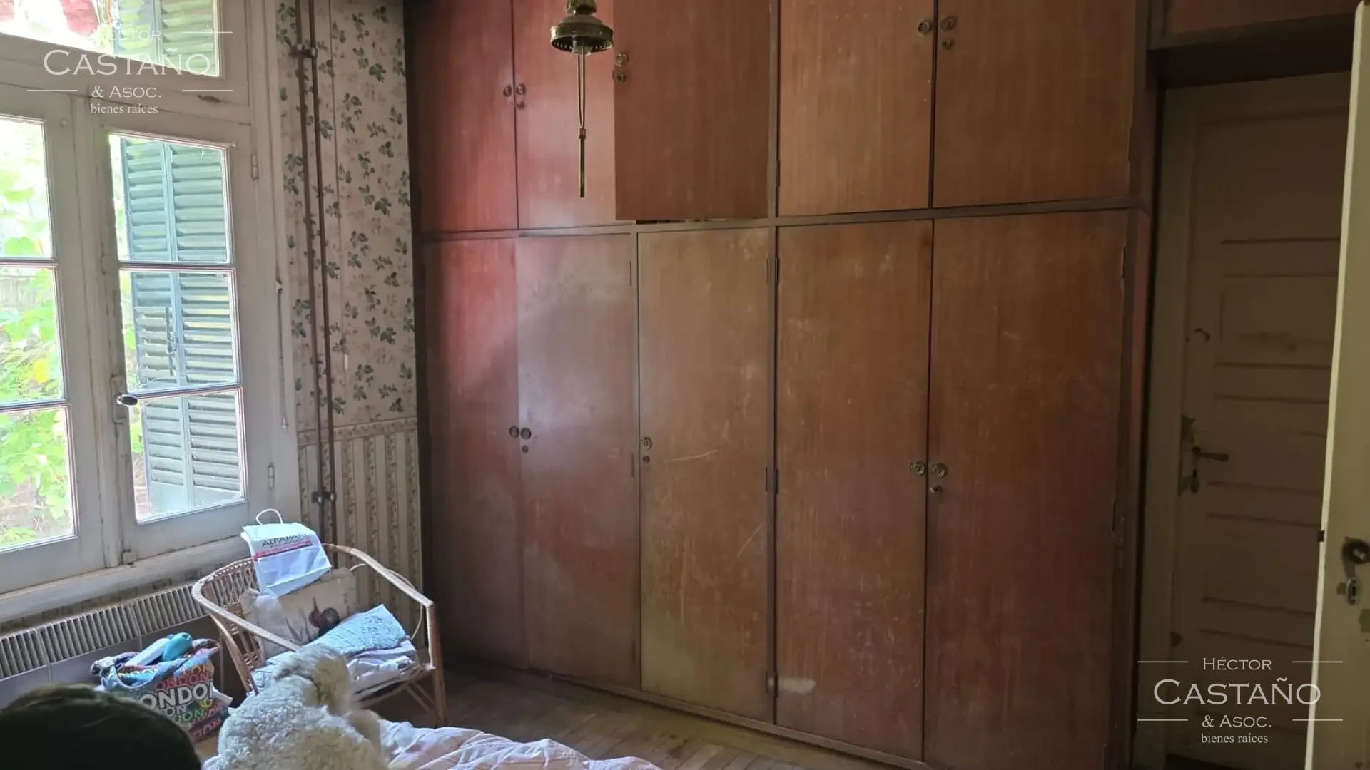 Clásica casa neocolonial con jardín, quincho y cochera en Florida Mitre