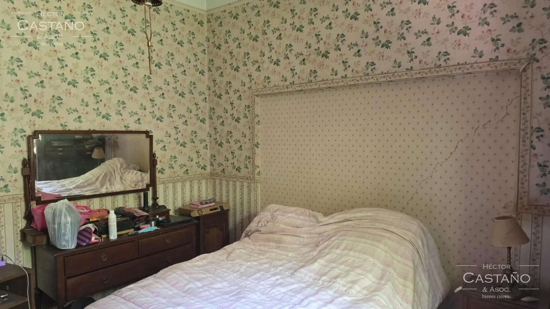 Clásica casa neocolonial con jardín, quincho y cochera en Florida Mitre