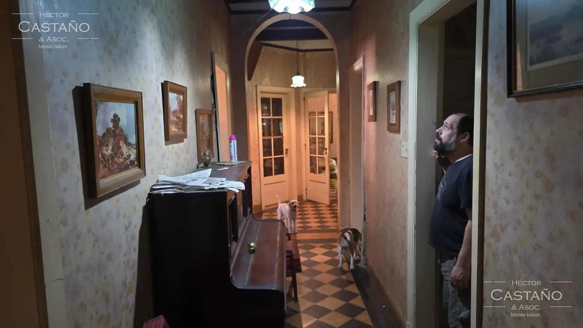 Clásica casa neocolonial con jardín, quincho y cochera en Florida Mitre