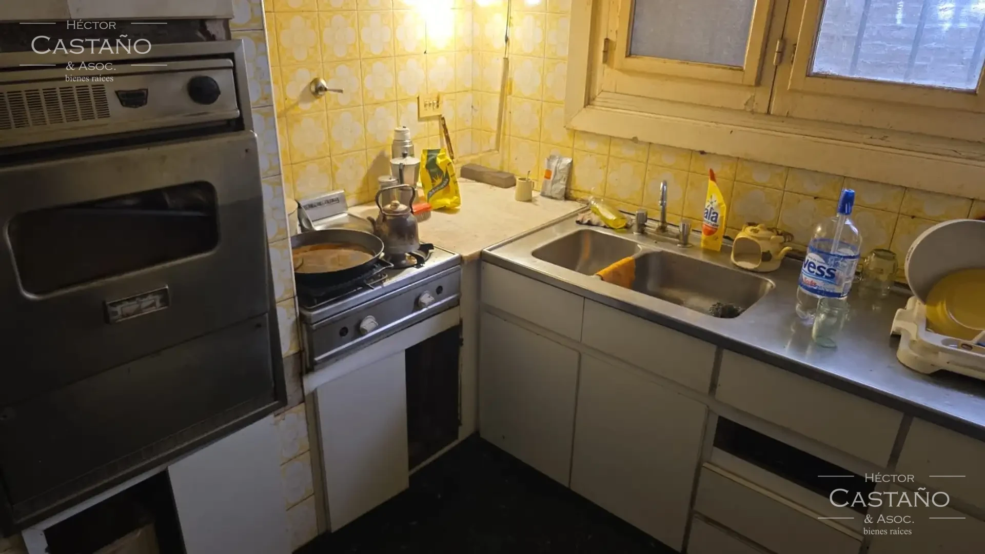 Clásica casa neocolonial con jardín, quincho y cochera en Florida Mitre