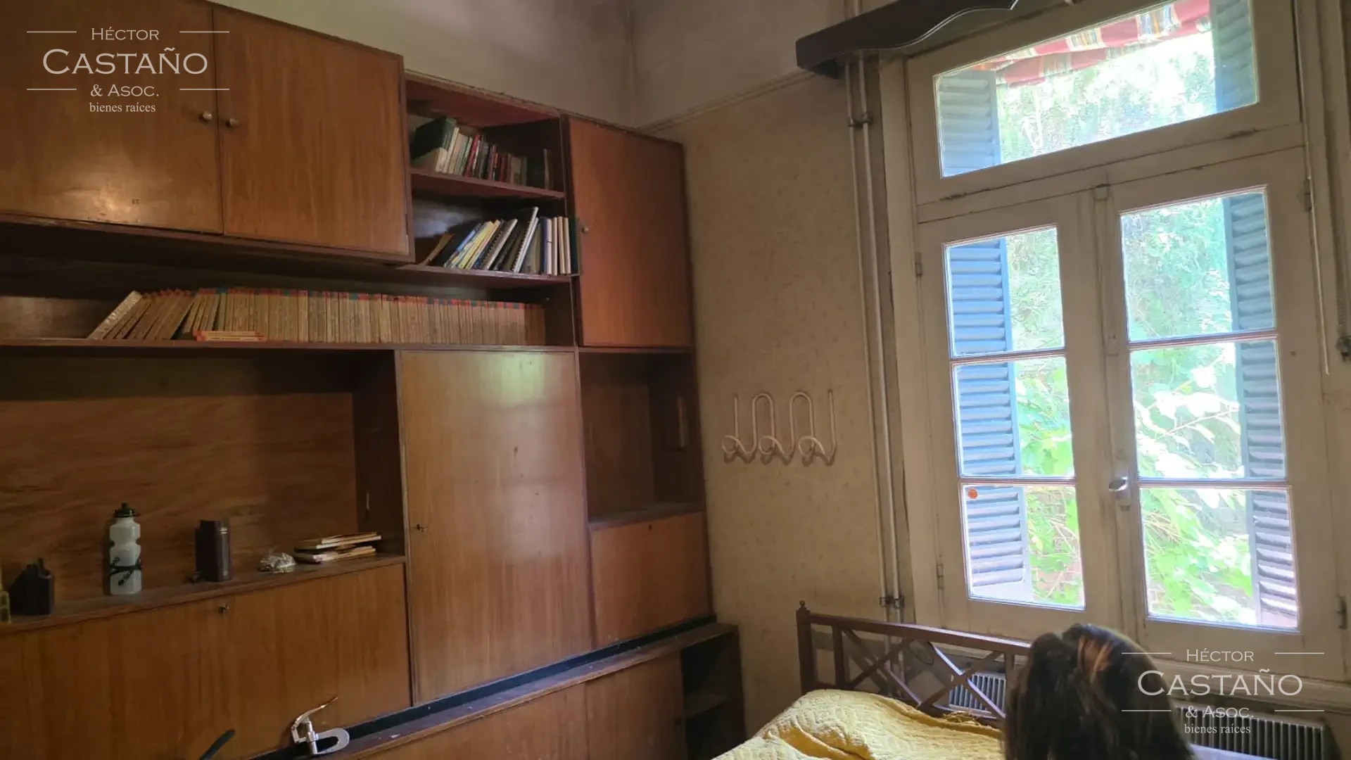 Clásica casa neocolonial con jardín, quincho y cochera en Florida Mitre